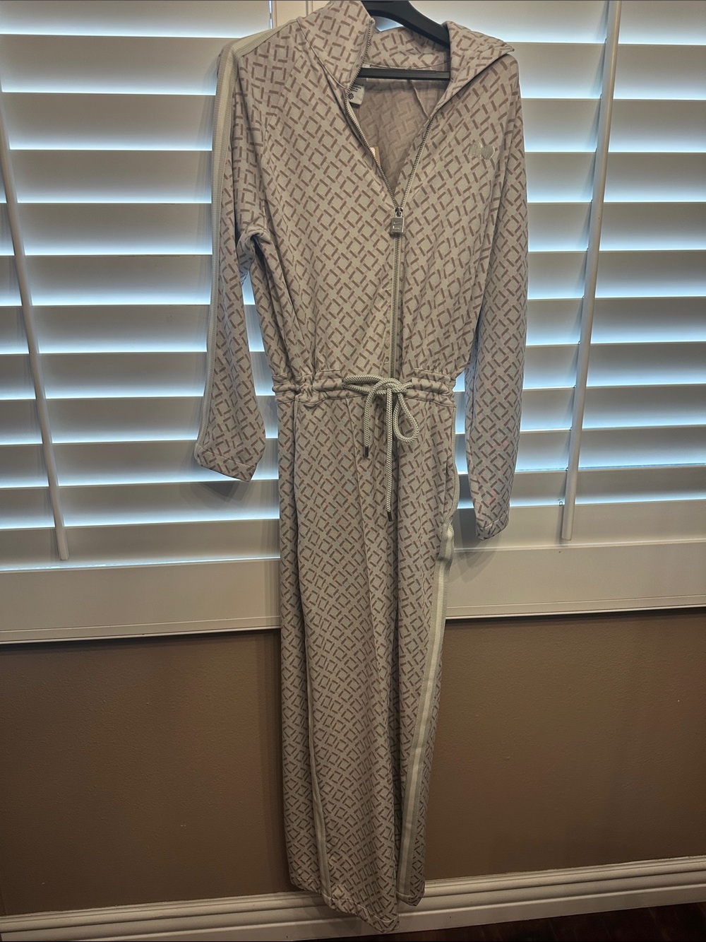 Nike Hooded Zip-Front jumpsuit with Tie Belt - Beige Geo Print